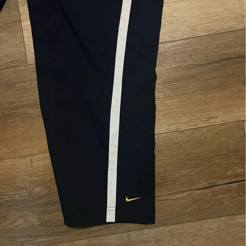 Vintage Nike Y2K navy blue cropped golf capris.  Size large (12/14).